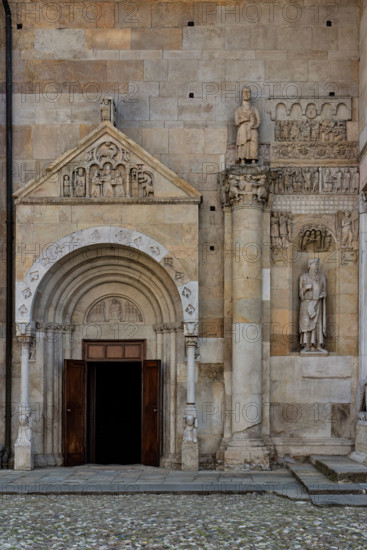 Fidenza, Duomo (Cattedrale di San Donnino), facciata: il portale sinistro e le sculture tra questo e il portale maggiore.

[ENG]
Fidenza, Duomo (St. Donnino Cathedral), the façade:  the left portal and the sculptures between the left portal and the main one.
Cattedrale di San Donnino, Fidenza (PR), Emilia-Romagna, Italia - Italy