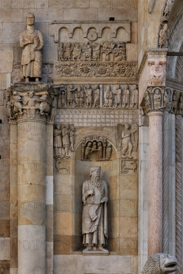 Fidenza, duomo (Cattedrale di San Donnino), sculture tra il portale maggiore e quello di sinistra: la nicchia con il “Re David” di Benedetto Antelami.
Il profeta sorregge un cartiglio sul quale si legge la seguente iscrizione a lettere capitali: DAUID / PPHA / REX / HEC / PORTA / DOMINI / IUSTI: / INTRANT PEREAM (David Propheta Rex – Hec porta Domini iusti intrant per eam [Salmo 118 (117),20]).

Nella calotta della nicchia è la Presentazione di Gesù al Tempio. 
Ai lati sono due formelle con le figura di un grifo e di un capricorno; al di sopra di esse si osserva un bassorilievo raffigurante verosimilmente un Angelo che mostra la via per Roma ad una famiglia di pellegrini ricchi. 

Sopra una fascia ornata con motivi geometrici sono le lastre scolpite che danno inizio alla Storia di San Donnino:
Donnino incorona l'imperatore Massimiano in qualità di cubicularius (maestro di camera) e 
Donnino chiede all'imperatore il permesso di mettersi totalmente al servizio di Cristo.

Ancor...