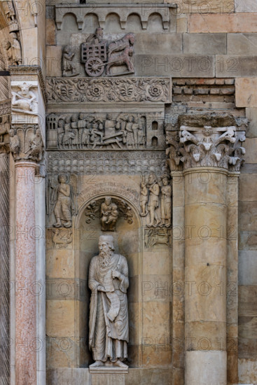 Fidenza, duomo (Cattedrale di San Donnino):
“Il Profeta Ezechiele” di Benedetto Antelami.
Il profeta sorregge un cartiglio che rimanda al significato della chiesa come "Porta del Cielo"; vi si legge: Ezechiel Propheta; vidi portam in domo Domini clausam (Ezechiele Profeta; ho visto chiusa la porta nella casa del Signore). 

Nella calotta della nicchia è posto un bassorilievo raffigurante una Madonna col Bambino circondata da racemi di fiori e di frutta sormontata da una scritta che ne spiega il significato teologico.

Ai lati della nicchia, sempre in simmetria con la parte sinistra della facciata, vediamo due formelle rappresentanti un'arpia e un centauro che colpisce un cervo, e, più in alto, la figura di un Angelo intento verosimilmente ad indicare ad una famiglia di pellegrini poveri la strada della via francigena.

Sopra una fascia ornata con motivi geometrici é il bassorilievo del “Miracolo della donna gravida”.

Ancora più in alto: "Il profeta Elia rapito in cielo con i...
