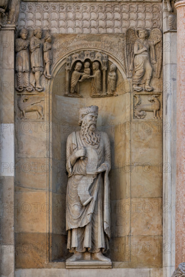 Fidenza, duomo (Cattedrale di San Donnino), sculture tra il portale maggiore e quello di sinistra: la nicchia con il “Re David” di Benedetto Antelami.
Il profeta sorregge un cartiglio sul quale si legge la seguente iscrizione a lettere capitali: DAUID / PPHA / REX / HEC / PORTA / DOMINI / IUSTI: / INTRANT PEREAM (David Propheta Rex – Hec porta Domini iusti intrant per eam [Salmo 118 (117),20]).

Nella calotta della nicchia è la Presentazione di Gesù al Tempio. 
Ai lati sono due formelle con le figura di un grifo e di un capricorno; al di sopra di esse si osserva un bassorilievo raffigurante verosimilmente un Angelo che mostra la via per Roma ad una famiglia di pellegrini ricchi. 

[ENG]
Fidenza, duomo (Cathedral of San Donnino), sculptures between the main portal and the left one: the niche with “King David” by Benedetto Antelami.
The prophet holds a scroll on which the following inscription can be read in capital letters: DAUID / PPHA / REX / HEC / PORTA / DOMINI / IUSTI: / IN...