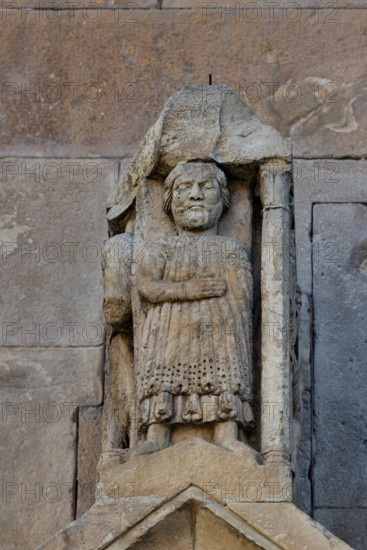 Fidenza, duomo (Cattedrale di San Donnino), portale sinistro, timpano. 
Nell’acroterio sul timpano, é raffigurato un personaggio, probabilmente Oberto II Pallavicino condottiero posto da Federico II di Svevia alla guida della città dal 1249 al 1268.

Opera di Benedetto Antelami e bottega.

[ENG]
Fidenza, duomo (Cathedral of San Donnino), left portal, tympanum. 
In the acroterion on the tympanum, a character is depicted, probably Oberto II Pallavicino, a leader placed by Frederick II of Swabia at the helm of the city from 1249 to 1268.
Work by Benedetto Antelami and workshop.
Cattedrale di San Donnino, Fidenza (PR), Emilia-Romagna, Italia - Italy