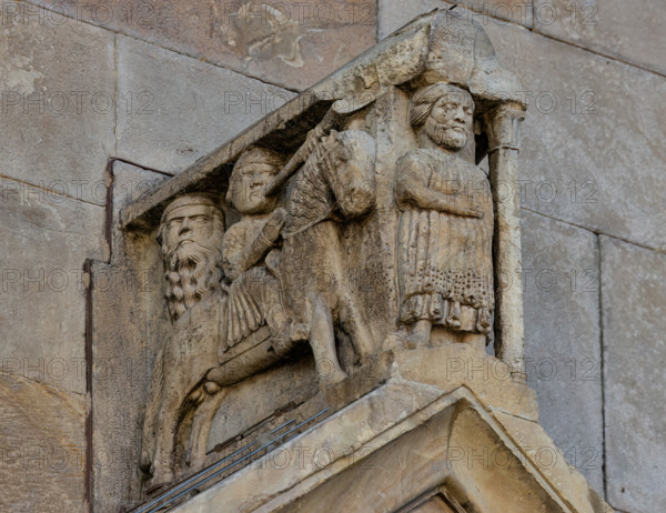 Fidenza, duomo (Cattedrale di San Donnino), portale sinistro, timpano. 
Nell’acroterio sul timpano, é raffigurato un personaggio, probabilmente Oberto II Pallavicino condottiero posto da Federico II di Svevia alla guida della città dal 1249 al 1268. Al suo fianco due suonatori di tromba a cavallo.
Opera di Benedetto Antelami e bottega.

[ENG]
Fidenza, duomo (Cathedral of San Donnino), left portal, tympanum. 
In the acroterion on the tympanum, a character is depicted, probably Oberto II Pallavicino, a leader placed by Frederick II of Swabia at the helm of the city from 1249 to 1268. At his side there are two trumpet players on horseback.
Work by Benedetto Antelami and workshop.
Cattedrale di San Donnino, Fidenza (PR), Emilia-Romagna, Italia - Italy