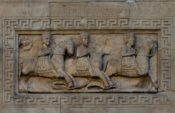 Fidenza, duomo (Cattedrale di San Donnino), facciata, sculture tra il portale sinistro e il portale maggiore: “La fuga dei Re Magi”.
La lastra, incastonata in una cornice a greche scolpita nelle lastre contigue, raffigura i tre Re Magi che cavalcano da sinistra verso destra. Sulle lastre contigue superiori, sono incisi a lettere capitali i nomi dei tre personaggi: CASPAR BALTASAR MELCHIOR (Gaspar Baltasar Melchior).
Il fatto che la stella che li ha guidati sino a Gesù – rappresentata da un disco (danneggiato) scolpito nell’angolo alto sinistro – sia alle loro spalle, induce a presumere che i tre personaggi stiano allontanandosi dal luogo dell’incontro col Messia, obbedendo all’avvertimento di Dio di non tornare da Erode (Mt 2,12).
Opera di Benedetto Antelami e bottega.

[ENG]
Fidenza, duomo (Cathedral of San Donnino), façade, sculptures between the left portal and the main portal: “The Flight of the Three Wise Men”.
The slab, set in a Greek fret frame carved into the adjacent sl...