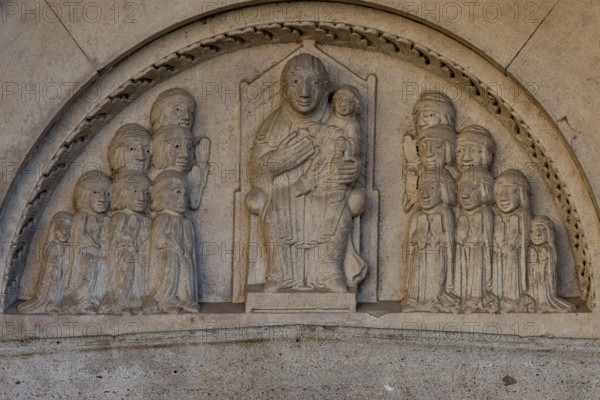 Fidenza, duomo (Cattedrale di San Donnino), ffacciata, portale sinistro: la lunetta con la “Madonna della Vita” (o Madonna odigitria o Madonna della Misericordia).
Opera di Benedetto Antelami e bottega.

[ENG]
Fidenza, duomo (Cathedral of San Donnino), façade, left portal: the lunette with the “Madonna of Life” (or Madonna Odigitria or Madonna of Mercy).
Work by Benedetto Antelami and workshop.
Cattedrale di San Donnino, Fidenza (PR), Emilia-Romagna, Italia - Italy