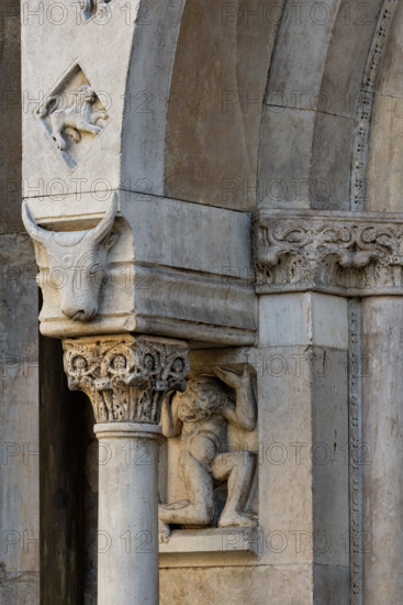 Fidenza, duomo (Cattedrale di San Donnino), facciata, portale sinistro, protiro: telamone, capitello e mensola con bucranio (a sinistra) .
Opera di Benedetto Antelami e bottega.

[ENG]
Fidenza, duomo (Cathedral of San Donnino), façade, left portal, prothyrum: telamon, capital and corbel with bucranium (left).
Work by Benedetto Antelami and workshop.
Cattedrale di San Donnino, Fidenza (PR), Emilia-Romagna, Italia - Italy