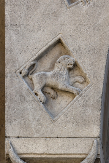 Fidenza, Duomo (Cattedrale di San Donnino), facciata, portale sinistro, protiro, serie di losanghe con allegorie delle virtù teologali e delle virtù cardinali: “la fortezza”. 
Opera di Benedetto Antelami e bottega.

[ENG]
Fidenza, Duomo (St. Donnino Cathedral),facade, left portal, prothyrum, series of lozenges with allegories of the theological virtues and cardinal virtues: “Fortitude”.
Work by Benedetto Antelami and workshop.
Cattedrale di San Donnino, Fidenza (PR), Emilia-Romagna, Italia - Italy