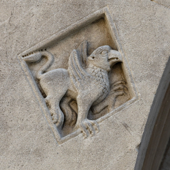 Fidenza, Duomo (Cattedrale di San Donnino), facciata, portale sinistro, protiro, serie di losanghe con allegorie delle virtù teologali e delle virtù cardinali: “la giustizia”. 
Opera di Benedetto Antelami e bottega.

[ENG]
Fidenza, Duomo (St. Donnino Cathedral),facade, left portal, prothyrum, series of lozenges with allegories of the theological virtues and cardinal virtues: “Justice”.
Work by Benedetto Antelami and workshop.
Cattedrale di San Donnino, Fidenza (PR), Emilia-Romagna, Italia - Italy