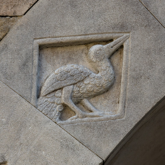 Fidenza, Duomo (Cattedrale di San Donnino), facciata, portale sinistro, protiro, serie di losanghe con allegorie delle virtù teologali e delle virtù cardinali: “la temperanza”. 
Opera di Benedetto Antelami e bottega.

[ENG]
Fidenza, Duomo (St. Donnino Cathedral),facade, left portal, prothyrum, series of lozenges with allegories of the theological virtues and cardinal virtues: “Temperance”.
Work by Benedetto Antelami and workshop.
Cattedrale di San Donnino, Fidenza (PR), Emilia-Romagna, Italia - Italy