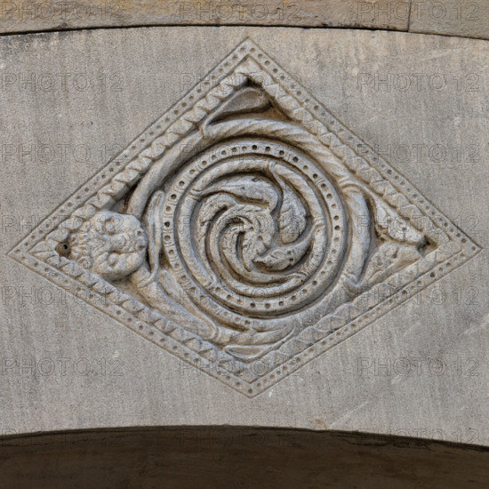 Fidenza, Duomo (Cattedrale di San Donnino), facciata, portale sinistro, protiro, serie di losanghe con allegorie delle virtù teologali e delle virtù cardinali: “la fede”. 
Opera di Benedetto Antelami e bottega.

[ENG]
Fidenza, Duomo (St. Donnino Cathedral),facade, left portal, prothyrum, series of lozenges with allegories of the theological virtues and cardinal virtues: “Faith”.
Work by Benedetto Antelami and workshop.
Cattedrale di San Donnino, Fidenza (PR), Emilia-Romagna, Italia - Italy