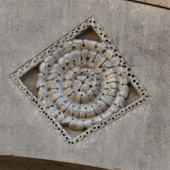 Fidenza, Duomo (Cattedrale di San Donnino), facciata, portale sinistro, protiro, serie di losanghe con allegorie delle virtù teologali e delle virtù cardinali: “la fede”. 
Opera di Benedetto Antelami e bottega.

[ENG]
Fidenza, Duomo (St. Donnino Cathedral),facade, left portal, prothyrum, series of lozenges with allegories of the theological virtues and cardinal virtues: “Faith”.
Work by Benedetto Antelami and workshop.
Cattedrale di San Donnino, Fidenza (PR), Emilia-Romagna, Italia - Italy