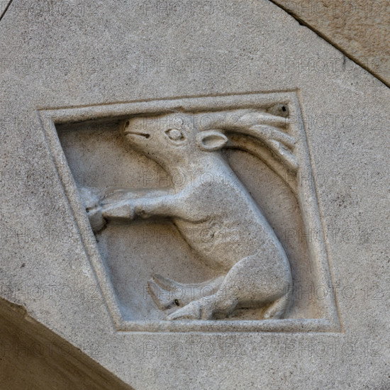 Fidenza, Duomo (Cattedrale di San Donnino), facciata, portale sinistro, protiro, serie di losanghe con allegorie delle virtù teologali e delle virtù cardinali: “la carità”. 
Opera di Benedetto Antelami e bottega.

[ENG]
Fidenza, Duomo (St. Donnino Cathedral),facade, left portal, prothyrum, series of lozenges with allegories of the theological virtues and cardinal virtues: “Charity”.
Work by Benedetto Antelami and workshop.
Cattedrale di San Donnino, Fidenza (PR), Emilia-Romagna, Italia - Italy