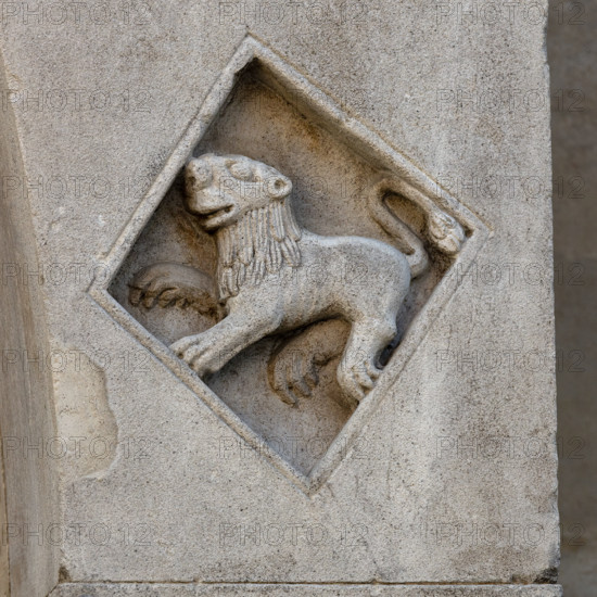 Fidenza, Duomo (Cattedrale di San Donnino), facciata, portale sinistro, protiro, serie di losanghe con allegorie delle virtù teologali e delle virtù cardinali: “la fortezza”. 
Opera di Benedetto Antelami e bottega.

[ENG]
Fidenza, Duomo (St. Donnino Cathedral),facade, left portal, prothyrum, series of lozenges with allegories of the theological virtues and cardinal virtues: “Fortitude”.
Work by Benedetto Antelami and workshop.
Cattedrale di San Donnino, Fidenza (PR), Emilia-Romagna, Italia - Italy