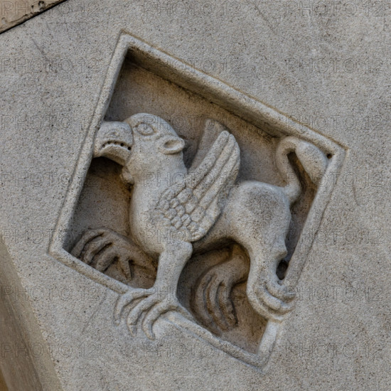 Fidenza, Duomo (Cattedrale di San Donnino), facciata, portale sinistro, protiro, serie di losanghe con allegorie delle virtù teologali e delle virtù cardinali: “la giustizia”. 
Opera di Benedetto Antelami e bottega.

[ENG]
Fidenza, Duomo (St. Donnino Cathedral),facade, left portal, prothyrum, series of lozenges with allegories of the theological virtues and cardinal virtues: “Justice”.
Work by Benedetto Antelami and workshop.
Cattedrale di San Donnino, Fidenza (PR), Emilia-Romagna, Italia - Italy