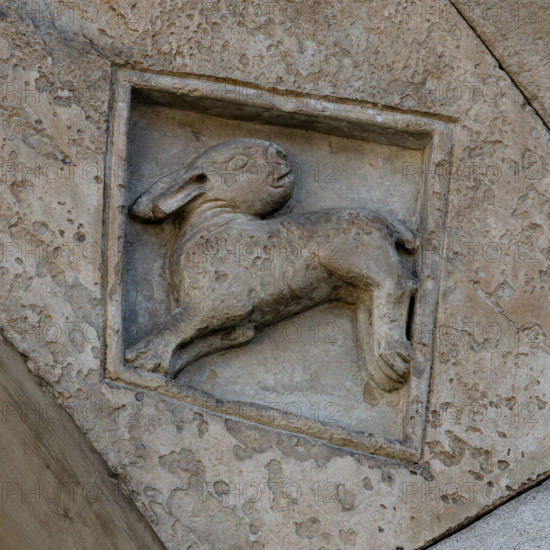 Fidenza, Duomo (Cattedrale di San Donnino), facciata, portale sinistro, protiro, serie di losanghe con allegorie delle virtù teologali e delle virtù cardinali: “la prudenza”. 
Opera di Benedetto Antelami e bottega.

[ENG]
Fidenza, Duomo (St. Donnino Cathedral),facade, left portal, prothyrum, series of lozenges with allegories of the theological virtues and cardinal virtues: “Prudence”.
Work by Benedetto Antelami and workshop.
Cattedrale di San Donnino, Fidenza (PR), Emilia-Romagna, Italia - Italy