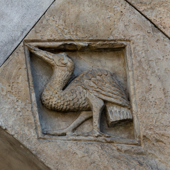 Fidenza, Duomo (Cattedrale di San Donnino), facciata, portale sinistro, protiro, serie di losanghe con allegorie delle virtù teologali e delle virtù cardinali: “la temperanza”. 
Opera di Benedetto Antelami e bottega.

[ENG]
Fidenza, Duomo (St. Donnino Cathedral),facade, left portal, prothyrum, series of lozenges with allegories of the theological virtues and cardinal virtues: “Temperance”.
Work by Benedetto Antelami and workshop.
Cattedrale di San Donnino, Fidenza (PR), Emilia-Romagna, Italia - Italy