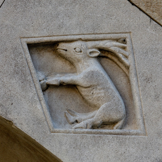 Fidenza, Duomo (Cattedrale di San Donnino), facciata, portale sinistro, protiro, serie di losanghe con allegorie delle virtù teologali e delle virtù cardinali: “la carità”. 
Opera di Benedetto Antelami e bottega.

[ENG]
Fidenza, Duomo (St. Donnino Cathedral),facade, left portal, prothyrum, series of lozenges with allegories of the theological virtues and cardinal virtues: “Charity”.
Work by Benedetto Antelami and workshop.
Cattedrale di San Donnino, Fidenza (PR), Emilia-Romagna, Italia - Italy