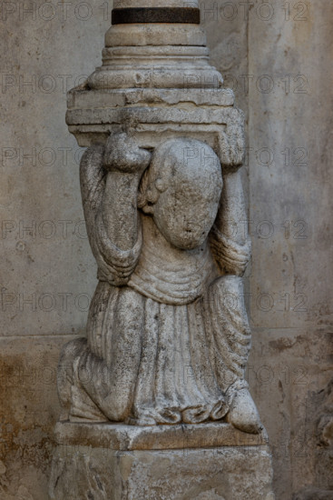 Fidenza, Duomo (Cattedrale di San Donnino), facciata, portale sinistro: il telamone di destra che regge il protiro.
Opera di Benedetto Antelami e bottega.

[ENG]
Fidenza, Duomo (St. Donnino Cathedral), facade, left portal: the right telamon supporting the prothyrum.
Work by Benedetto Antelami and workshop.
Cattedrale di San Donnino, Fidenza (PR), Emilia-Romagna, Italia - Italy