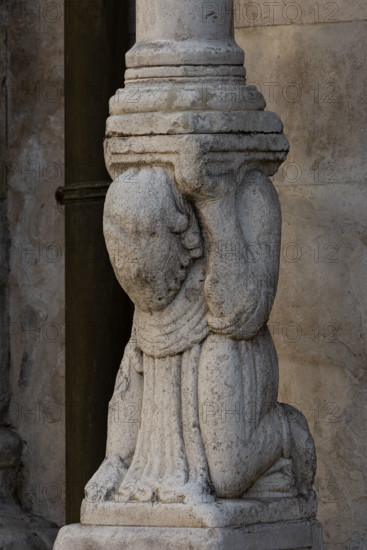 Fidenza, Duomo (Cattedrale di San Donnino), facciata, portale sinistro: il telamone di sinistra che regge il protiro.
Opera di Benedetto Antelami e bottega.

[ENG]
Fidenza, Duomo (St. Donnino Cathedral), facade, left portal: the left telamon supporting the prothyrum.
Work by Benedetto Antelami and workshop.
Cattedrale di San Donnino, Fidenza (PR), Emilia-Romagna, Italia - Italy