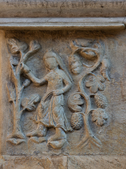 Fidenza, Duomo (Cattedrale di San Donnino), abside: “il mese di settembre o il segno zodiacale della Vergine”, formella superstite di un probabile ciclo dei mesi, forse proveniente da un portale smembrato.
Opera di Benedetto Antelami e bottega.

[ENG]
Fidenza, Duomo (St. Donnino Cathedral), apse: “the month of September or the Zodiacal sign of the Virgo”, surviving panel of a probable cycle of the months, perhaps from a dismembered portal.
Work by Benedetto Antelami and workshop.
Cattedrale di San Donnino, Fidenza (PR), Emilia-Romagna, Italia - Italy
