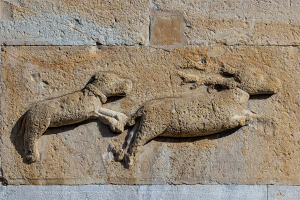 Fidenza, Duomo (Cattedrale di San Donnino), abside: formella con “Scena di caccia”.
Opera di Benedetto Antelami e bottega.

[ENG]
Fidenza, Duomo (St. Donnino Cathedral), apse: tile with a “hunting scene”.
Work by Benedetto Antelami and workshop.
Cattedrale di San Donnino, Fidenza (PR), Emilia-Romagna, Italia - Italy