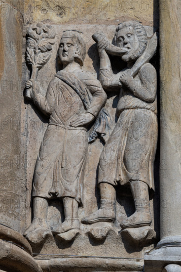 Fidenza, Duomo (Cattedrale di San Donnino), abside: “i mesi di marzo e aprile”, formella superstite di un probabile ciclo dei mesi, forse proveniente da un portale smembrato.
Opera di Benedetto Antelami e bottega.

[ENG]
Fidenza, Duomo (St. Donnino Cathedral), apse: “the months of March and April”, surviving panel of a probable cycle of the months, perhaps from a dismembered portal.
Work by Benedetto Antelami and workshop.
Cattedrale di San Donnino, Fidenza (PR), Emilia-Romagna, Italia - Italy