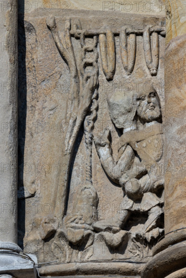 Fidenza, Duomo (Cattedrale di San Donnino), abside: “il mese di gennaio”, formella superstite di un probabile ciclo dei mesi, forse proveniente da un portale smembrato.
Opera di Benedetto Antelami e bottega.

[ENG]
Fidenza, Duomo (St. Donnino Cathedral), apse: “the month of January”, surviving panel of a probable cycle of the months, perhaps from a dismembered portal.
Work by Benedetto Antelami and workshop.
Cattedrale di San Donnino, Fidenza (PR), Emilia-Romagna, Italia - Italy