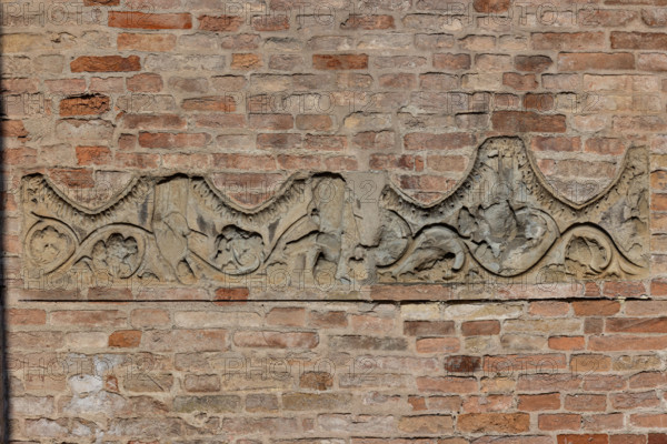 Fidenza, Duomo (Cattedrale di San Donnino), abside: frammento architettonico decorativo della parte superiore d’una quadrifora con archi acuti. Tra foglie d’acanto e un tralcio di vite si riconosce una “Annunciazione”.

[ENG]
Fidenza, Duomo (St. Donnino Cathedral), apse: decorative architectural fragment of the upper part of a quadrifora with pointed arches. An “Annunciation” can be recognized between acanthus leaves and a vine shoot.
Cattedrale di San Donnino, Fidenza (PR), Emilia-Romagna, Italia - Italy
