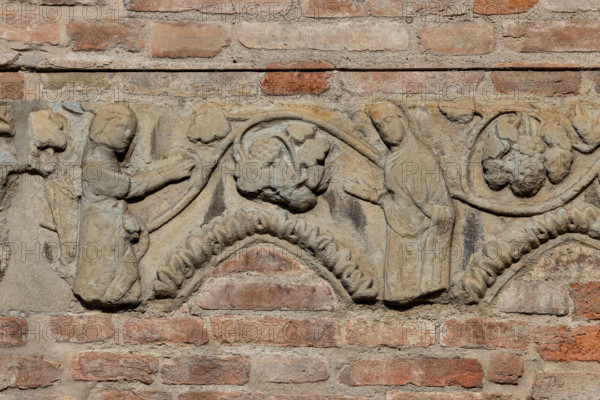 Fidenza, Duomo (Cattedrale di San Donnino), abside: frammento architettonico decorativo della parte superiore d’una quadrifora con archi acuti. Tra foglie d’acanto e un tralcio di vite si riconosce una “Annunciazione”.

[ENG]
Fidenza, Duomo (St. Donnino Cathedral), apse: decorative architectural fragment of the upper part of a quadrifora with pointed arches. An “Annunciation” can be recognized between acanthus leaves and a vine shoot.
Cattedrale di San Donnino, Fidenza (PR), Emilia-Romagna, Italia - Italy
