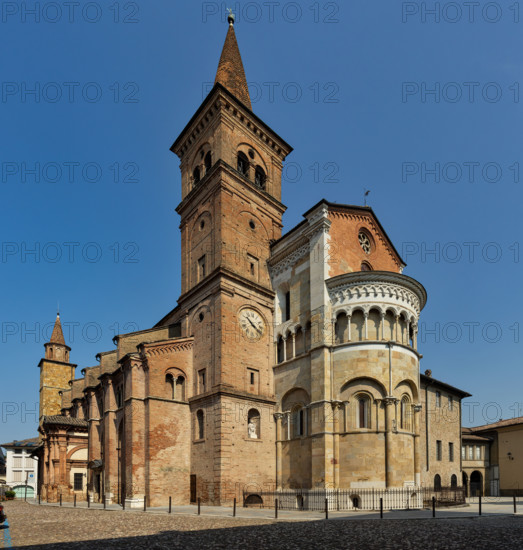 Fidenza, Duomo (Cattedrale di San Donnino): veduta dell’abside e del fianco meridionale.

[ENG]
Fidenza, Duomo (St. Donnino Cathedral): view of the apse and the Southern side.
Cattedrale di San Donnino, Fidenza (PR), Emilia-Romagna, Italia - Italy