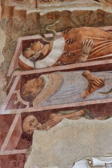 Pisa, Camposanto monumentale: ”Trionfo della Morte”, particolare degli affreschi di Buonamico Buffalmacco, 1336/1341. Dettaglio dell’incontro tra i vivi e i morti con morti nelle bare, serpente, scheletro e teschio.

[ENG]
Pisa, Monumental Cemetery: "Triumph of Death," detail of the frescoes by Buonamico Buffalmacco, 1336/1341.
Detail of the meeting between the living and the dead with dead people in coffins, snake, skeleton and skull.
Camposanto Monumentale, Pisa (PI), Toscana - Tuscany, Italia - Italy