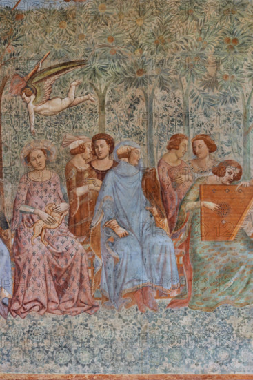 Pisa, Camposanto monumentale: ”Trionfo della Morte”, particolare degli affreschi di Buonamico Buffalmacco, 1336/1341. Particolare di scena cortese: “I dieci giovani nel verziere”. Sulla brigata di giovani spensierati volteggiano due Geni che rovesciano le fiaccole accese, sinistro presagio di morte.

[ENG]
Pisa, Monumental Cemetery: "Triumph of Death," detail of the frescoes by Buonamico Buffalmacco, 1336/1341. A detail of a courtly scene: "The Ten Youths in the Garden." Two Genies hover above the company of carefree youths, toppling lit torches, a sinister omen of death.
Camposanto Monumentale, Pisa (PI), Toscana - Tuscany, Italia - Italy