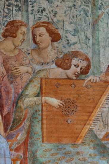 Pisa, Camposanto monumentale: ”Trionfo della Morte”, particolare degli affreschi di Buonamico Buffalmacco, 1336/1341. Particolare di scena cortese: “I dieci giovani nel verziere”. Brigata di giovani spensierati che si dedicano anche alla musica.

[ENG]
Pisa, Monumental Cemetery: "Triumph of Death," detail of the frescoes by Buonamico Buffalmacco, 1336/1341. A detail of a courtly scene: "The Ten Youths in the Garden." A group of carefree young people who also dedicate themselves to music.
Camposanto Monumentale, Pisa (PI), Toscana - Tuscany, Italia - Italy