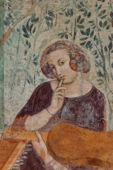 Pisa, Camposanto monumentale: ”Trionfo della Morte”, particolare degli affreschi di Buonamico Buffalmacco, 1336/1341. A sinistra, dettaglio con anime di morti di peste afferrate da diavoli. A destra, particolare di scena cortese: “I dieci giovani nel verziere”.  Giovane donna.

[ENG]
Pisa, Monumental Cemetery: "Triumph of Death," detail of the frescoes by Buonamico Buffalmacco, 1336/1341. On the left, a detail of the souls of plague victims being seized by devils. On the right, a detail of a courtly scene: "The Ten Youths in the Garden."  Young woman.
Camposanto Monumentale, Pisa (PI), Toscana - Tuscany, Italia - Italy