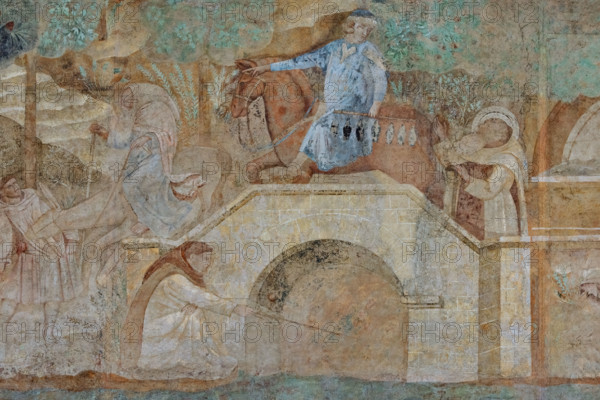 Pisa, Camposanto Monumentale: “Tebaide”,
storie degli Eremiti e dei Santi Padri ispirate alla “Vitae Patrum” del canonico domenicano Cavalca. 
Proprio al centro della parte inferiore dell'affresco troviamo un ponte che immette sulla strada che costeggia un ruscello, dove un monaco sta pescando. Ad attraversarlo c'è un gentiluomo elegantemente vestito di blu, a cavallo, che indica avanti ma guarda indietro verso un eremita in piedi dietro di lui, con cui sta conversando. L'eremita è San Macario d'Egitto, e il gentiluomo dignitoso a cavallo è il Diavolo (gli artigli sul suo piede sono un indizio). Il Diavolo sta rivelando il suo astuto piano per tentare i monaci sulla strada con i deliziosi liquidi contenuti nelle fiasche che porta con sé – ognuna di una varietà diversa, per soddisfare ogni gusto.
Affreschi di Buonamico Buffalmacco, 1336/1341.


[ENG]
Pisa, Monumental Cemetery: “Thebaid”, Stories of the Hermits and the Holy Fathers inspired by the Vitae Patrum by the Dominican Dom...