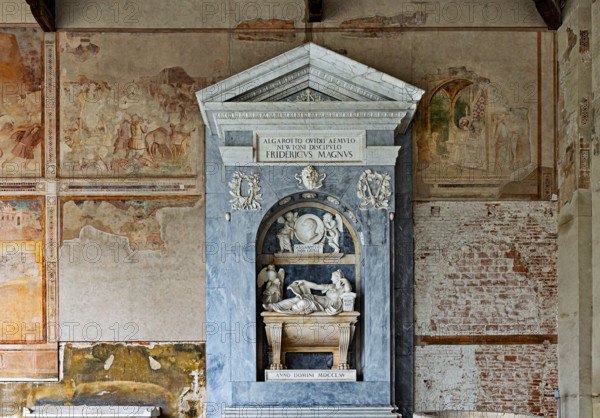 Pisa, Camposanto monumentale:
 in alto a sinistra: “Rassegnazione di Giobbe” (I Caldei tolgono a Giobbe tremila cammelli);
in alto a destra: “Rassegnazione di Giobbe” ( Giobbe nel tempio inginocchiato davanti a Dio), affreschi di  Taddeo Gaddi, 1341/1342.
Al centro monumento sepolcrale del conte Francesco Algarotti, di Carlo Bianconi, Mauro Tesi e Giovan Antonio Cibei, XVIII secolo.

[ENG]
Pisa, Monumental Cemetery: 
top left: "Job's Resignation" (The Chaldeans take away Job's three thousand camels);
top right: "Job's Resignation" (Job in the Temple kneeling before God), frescoes by Taddeo Gaddi, 1341/1342.
In the centre is the sepulchral monument of Count Francesco Algarotti, by Carlo Bianconi, Mauro Tesi and Giovan Antonio Cibei, 18th century.
Camposanto Monumentale, Pisa (PI), Toscana - Tuscany, Italia - Italy