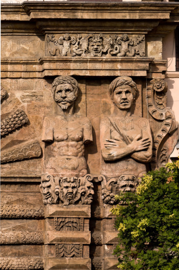 Palermo, Palazzo Reale o Palazzo dei Normanni, Torre di Porta Nuova: particolare dei telamoni, raffiguranti i Mori sconfitti da Carlo V.

[ENG]
Palermo, The Royal Palace or Palazzo dei Normanni (Palace of the Normans), Porta Nuova Tower: detail of the telamones, depicting the Moors defeated by Charles V.
Palazzo Reale (Palazzo dei Norma, Palermo (PA), Sicilia - Sicily, Italia - Italy
