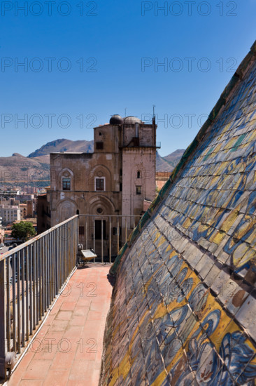 Palermo, Palazzo Reale o Palazzo dei Normanni:  Torre di Porta Nuova. In primo piano la copertura piramidale rivestita da piastrelle policrome maiolicate con l'immagine di un'aquila ad ali spiegate, progettata dall'architetto Gaspare Guercio nel 1663. Sullo sfondo, la Torre Pisana.


[ENG]
Palermo, The Royal Palace or Palazzo dei Normanni (Palace of the Normans): the Porta Nuova Tower. In the foreground the pyramidal roof covered with polychrome majolica tiles with the image of an eagle with spread wings, designed by the architect Gaspare Guercio in 1663. In the background, the Pisan Tower.
Palazzo Reale (Palazzo dei Norma, Palermo (PA), Sicilia - Sicily, Italia - Italy