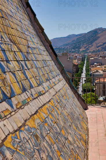 Palermo, Palazzo Reale o Palazzo dei Normanni:  Torre di Porta Nuova. In primo piano la copertura piramidale rivestita da piastrelle policrome maiolicate con l'immagine di un'aquila ad ali spiegate, progettata dall'architetto Gaspare Guercio nel 1663. 

[ENG]
Palermo, The Royal Palace or Palazzo dei Normanni (Palace of the Normans): the Porta Nuova Tower. In the foreground the pyramidal roof covered with polychrome majolica tiles with the image of an eagle with spread wings, designed by the architect Gaspare Guercio in 1663.
Palazzo Reale (Palazzo dei Norma, Palermo (PA), Sicilia - Sicily, Italia - Italy