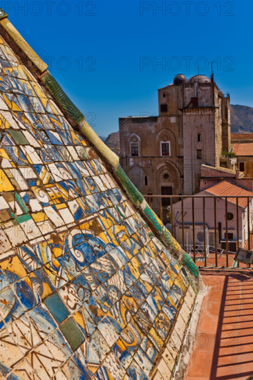Palermo, Palazzo Reale o Palazzo dei Normanni, Torre di Porta Nuova: la copertura piramidale rivestita da piastrelle policrome maiolicate con l'immagine di un'aquila ad ali spiegate, progettata dall'architetto Gaspare Guercio nel 1663. 

[ENG]
Palermo, The Royal Palace or Palazzo dei Normanni (Palace of the Normans), the Porta Nuova Tower: the pyramidal roof covered with polychrome majolica tiles with the image of an eagle with spread wings, designed by the architect Gaspare Guercio in 1663.
Palazzo Reale (Palazzo dei Norma, Palermo (PA), Sicilia - Sicily, Italia - Italy
