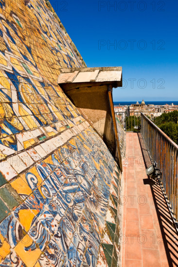 Palermo, Palazzo Reale o Palazzo dei Normanni:  Torre di Porta Nuova. In primo piano la copertura piramidale rivestita da piastrelle policrome maiolicate con l'immagine di un'aquila ad ali spiegate, progettata dall'architetto Gaspare Guercio nel 1663. 

[ENG]
Palermo, The Royal Palace or Palazzo dei Normanni (Palace of the Normans): the Porta Nuova Tower. In the foreground the pyramidal roof covered with polychrome majolica tiles with the image of an eagle with spread wings, designed by the architect Gaspare Guercio in 1663.
Palazzo Reale (Palazzo dei Norma, Palermo (PA), Sicilia - Sicily, Italia - Italy
