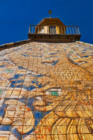 Palermo, Palazzo Reale o Palazzo dei Normanni, Torre di Porta Nuova: la copertura piramidale rivestita da piastrelle policrome maiolicate con l'immagine di un'aquila ad ali spiegate, progettata dall'architetto Gaspare Guercio nel 1663. Particolare con la decorazione dell'aquila.

[ENG]
Palermo, The Royal Palace or Palazzo dei Normanni (Palace of the Normans), the Porta Nuova Tower: the pyramidal roof covered with polychrome majolica tiles with the image of an eagle with spread wings, designed by the architect Gaspare Guercio in 1663. Detail of the decoration with the eagle.
Palazzo Reale (Palazzo dei Norma, Palermo (PA), Sicilia - Sicily, Italia - Italy