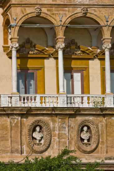 Palermo, Palazzo Reale o Palazzo dei Normanni, Torre di Porta Nuova:particolare del lato verso Corso Vittorio Emanuele.

[ENG]
Palermo, The Royal Palace or Palazzo dei Normanni (Palace of the Normans), Porta Nuova Tower: detail of the side facing Vittorio Emanuele Avenue.
Palazzo Reale (Palazzo dei Norma, Palermo (PA), Sicilia - Sicily, Italia - Italy