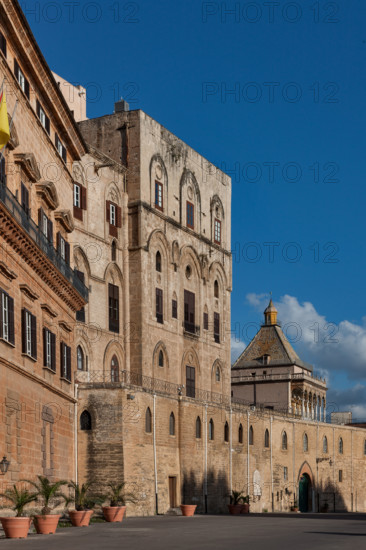 Palermo, Palazzo Reale o Palazzo dei Normanni, lato Nord Est: veduta della Torre PIsana e della Torre di Porta Nuova.

[ENG]
Palermo, The Royal Palace or Palazzo dei Normanni (Palace of the Normans), North-East side: view of the the Pisan Tower and the Porta Nuova Tower.
Palazzo Reale (Palazzo dei Norma, Palermo (PA), Sicilia - Sicily, Italia - Italy