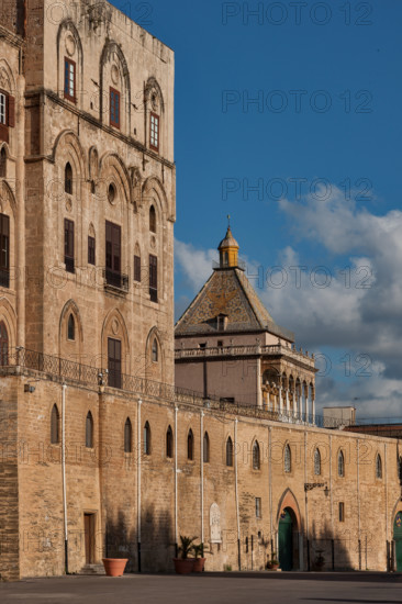 Palermo, Palazzo Reale o Palazzo dei Normanni, lato Nord Est: veduta della Torre PIsana e della Torre di Porta Nuova.

[ENG]
Palermo, The Royal Palace or Palazzo dei Normanni (Palace of the Normans), North-East side: view of the the Pisan Tower and the Porta Nuova Tower.
Palazzo Reale (Palazzo dei Norma, Palermo (PA), Sicilia - Sicily, Italia - Italy