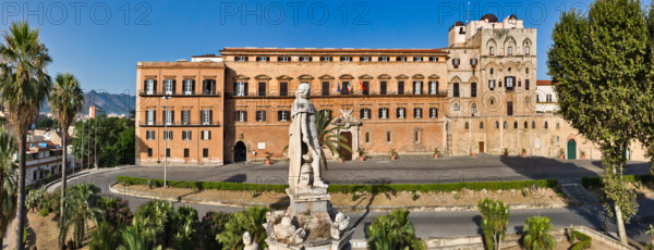 Palermo, Palazzo Reale o Palazzo dei Normanni, lato Nord Est: veduta dell'ala rinascimentale e della Torre Pisana dalla piazza del Parlamento.  In primo piano particolare del Teatro Marmoreo, opera di Gaspare Guercio, Carlo D'Aprile e Gaspare Serpotta, realizzata per celebrare la gloria di Filippo IV d'Asburgo, re di Spagna e di Sicilia, detto Filippo il Grande

[ENG]
Palermo, The Royal Palace or Palazzo dei Normanni (Palace of the Normans), North-East side: view of the Renaissance wing and the Pisan Tower from Parliament Square. In the foreground, detail of the Marble Theatre, by Gaspare Guercio, Carlo D'Aprile and Gaspare Serpotta, realized to celebrate the glory of Philip IV of Habsburg, king of Spain and Sicily, called Philip the Great.
Palazzo Reale (Palazzo dei Norma, Palermo (PA), Sicilia - Sicily, Italia - Italy