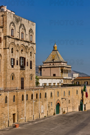 Palermo, Palazzo Reale o Palazzo dei Normanni, lato Nord Est: veduta della Torre Pisana e della Torre di Porta Nuova da piazza del Parlamento. 

[ENG]
Palermo, The Royal Palace or Palazzo dei Normanni (Palace of the Normans), North-East side: view of the Pisan Tower and the Porta Nuova Tower from the Parliament Square.
Palazzo Reale (Palazzo dei Norma, Palermo (PA), Sicilia - Sicily, Italia - Italy