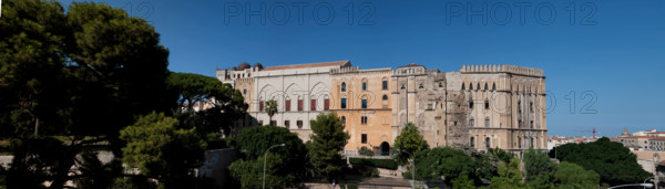 Palermo, Palazzo Reale o Palazzo dei Normanni: veduta del lato Sud Ovest con i giardini pensili del Bastione di S. Pietro.

[ENG]
Palermo, The Royal Palace or Palazzo dei Normanni (Palace of the Normans): view of the South West side with the roof gardens of the St. Peter Bastion.
Palazzo Reale (Palazzo dei Norma, Palermo (PA), Sicilia - Sicily, Italia - Italy