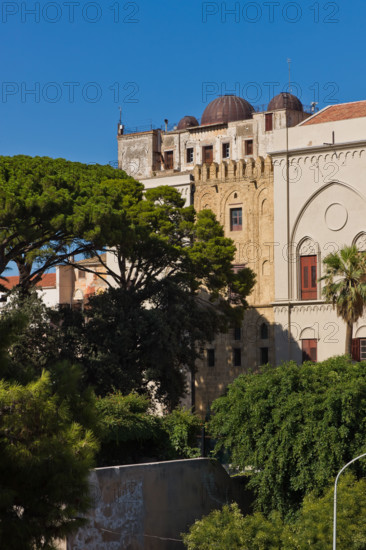 Palazzo Reale (Palazzo dei Normanni), fronte Sud-Ovest:
Palazzo Reale o "dei Normanni", Palermo (PA), Sicilia - Sicily, Italia - Italy