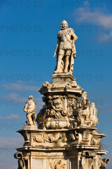 Palermo, Piazza del Parlamento:  il "Teatro Marmoreo",  monumento a Filippo V, prospiciente Palazzo Reale (o "dei Normanni"). Gruppo scultoreo monumentale, è opera dello scultore Gaspare Guercio, di Carlo D'Aprile e Gaspare Serpotta, realizzato per celebrare la gloria di Filippo IV d'Asburgo, re di Spagna e di Sicilia, detto Filippo il Grande. 
Intorno al piedistallo furono disposte le raffigurazioni delle quattro parti della Terra note a quei tempi (Europa, Asia, Africa e America), sulle quali il re di Spagna governava. Sul primo livello furono poste le statue dei quattro Mori, ovvero dei precedenti re dei Paesi andati sotto la sua dominazione. L'opera è adornata da targhe e stemmi dei maggiori casati della Sicilia. L'originaria statua di Filippo IV andò distrutta durante la rivoluzione siciliana del 1848 e fu sostituita nel 1856 dalla statua attuale in marmo che rappresenta il re Filippo V di Spagna e fu eseguita da Nunzio Morello.

[ENG]
Palermo, the Parliament Square: The Marbl...