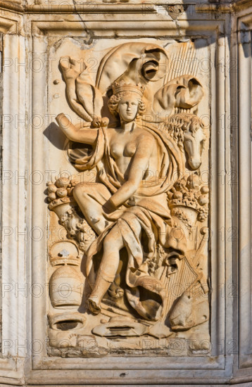 Palermo, Piazza del Parlamento:  il "Teatro Marmoreo",  monumento a Filippo V, prospiciente Palazzo Reale (o "dei Normanni"). Gruppo scultoreo monumentale, è opera dello scultore Gaspare Guercio, di Carlo D'Aprile e Gaspare Serpotta, realizzato per celebrare la gloria di Filippo IV d'Asburgo, re di Spagna e di Sicilia, detto Filippo il Grande. 
Intorno al piedistallo furono disposte le raffigurazioni delle quattro parti della Terra note a quei tempi (Europa, Asia, Africa e America), sulle quali il re di Spagna governava. Sul primo livello furono poste le statue dei quattro Mori, ovvero dei precedenti re dei Paesi andati sotto la sua dominazione. L'opera è adornata da targhe e stemmi dei maggiori casati della Sicilia. L'originaria statua di Filippo IV andò distrutta durante la rivoluzione siciliana del 1848 e fu sostituita nel 1856 dalla statua attuale in marmo che rappresenta il re Filippo V di Spagna e fu eseguita da Nunzio Morello.
Particolare.

[ENG]
Palermo, the Parliament Squ...